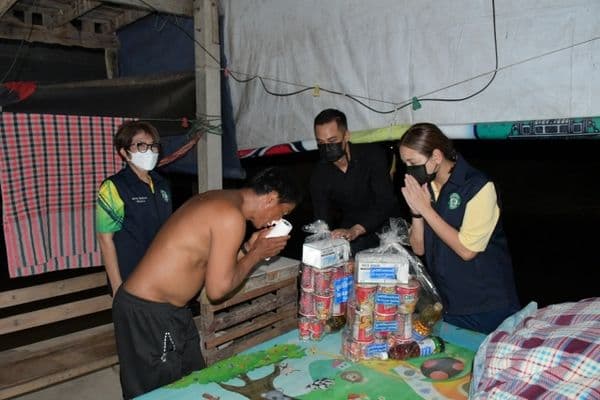 ภาพประกอบข่าว ลำดับที่ 22 จาก ลงพื้นที่ตรวจเยี่ยมบ้านเรือนประชาชนที่น้ำท่วมขัง พร้อมทั้งมอบถุงยังชีพเพื่อบรรเทาความเดือดร้อนเบื้องต้น