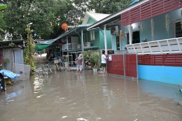 ภาพประกอบข่าว ลำดับที่ 24 จาก ลงพื้นที่ตรวจเยี่ยมบ้านเรือนประชาชนที่น้ำท่วมขัง พร้อมทั้งมอบถุงยังชีพเพื่อบรรเทาความเดือดร้อนเบื้องต้น