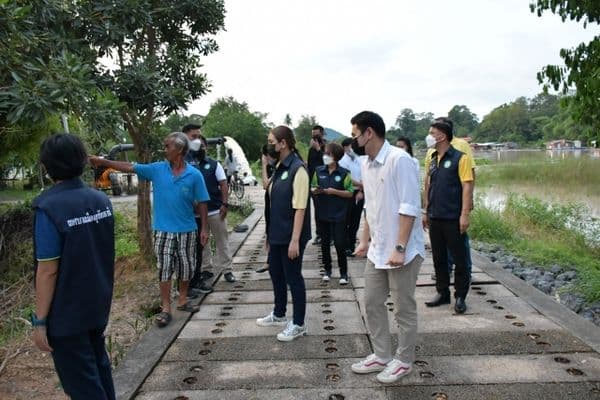 ภาพประกอบข่าว ลำดับที่ 27 จาก ลงพื้นที่ตรวจเยี่ยมบ้านเรือนประชาชนที่น้ำท่วมขัง พร้อมทั้งมอบถุงยังชีพเพื่อบรรเทาความเดือดร้อนเบื้องต้น
