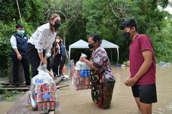 ภาพประกอบข่าว ลำดับที่ 1 จาก ลงพื้นที่ตรวจเยี่ยมบ้านเรือนประชาชนที่น้ำท่วมขัง บริเวณสะพานพัฒนาภาคเหนือ พร้อมทั้งมอบถุงยังชีพ