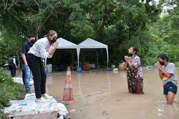 ภาพประกอบข่าว ลำดับที่ 3 จาก ลงพื้นที่ตรวจเยี่ยมบ้านเรือนประชาชนที่น้ำท่วมขัง บริเวณสะพานพัฒนาภาคเหนือ พร้อมทั้งมอบถุงยังชีพ
