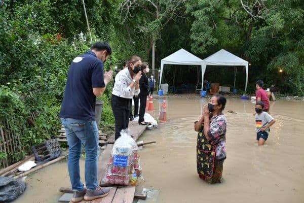 ภาพประกอบข่าว ลำดับที่ 4 จาก ลงพื้นที่ตรวจเยี่ยมบ้านเรือนประชาชนที่น้ำท่วมขัง บริเวณสะพานพัฒนาภาคเหนือ พร้อมทั้งมอบถุงยังชีพ