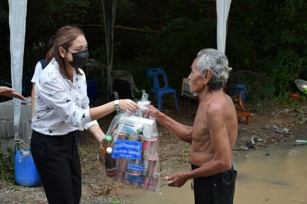 ภาพประกอบข่าว ลำดับที่ 5 จาก ลงพื้นที่ตรวจเยี่ยมบ้านเรือนประชาชนที่น้ำท่วมขัง บริเวณสะพานพัฒนาภาคเหนือ พร้อมทั้งมอบถุงยังชีพ