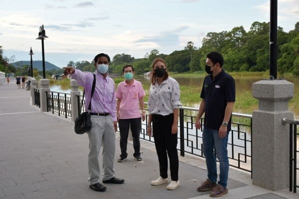 ภาพประกอบข่าว ลำดับที่ 6 จาก ลงพื้นที่ตรวจเยี่ยมบ้านเรือนประชาชนที่น้ำท่วมขัง บริเวณสะพานพัฒนาภาคเหนือ พร้อมทั้งมอบถุงยังชีพ