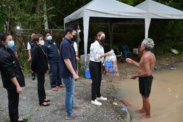 ภาพประกอบข่าว ลำดับที่ 10 จาก ลงพื้นที่ตรวจเยี่ยมบ้านเรือนประชาชนที่น้ำท่วมขัง บริเวณสะพานพัฒนาภาคเหนือ พร้อมทั้งมอบถุงยังชีพ