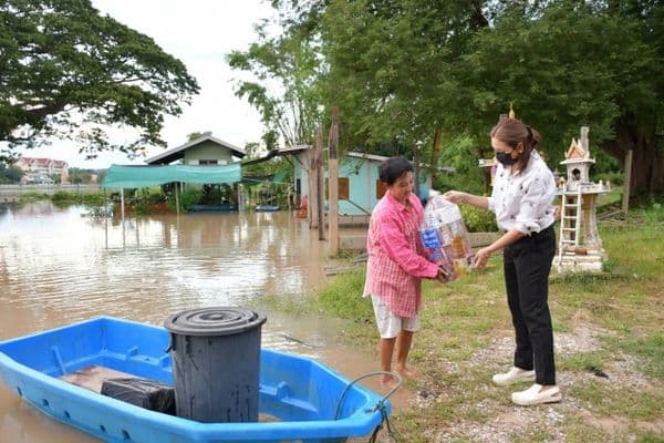 ภาพประกอบข่าว ลำดับที่ 11 จาก ลงพื้นที่ตรวจเยี่ยมบ้านเรือนประชาชนที่น้ำท่วมขัง บริเวณสะพานพัฒนาภาคเหนือ พร้อมทั้งมอบถุงยังชีพ