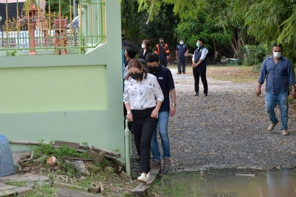 ภาพประกอบข่าว ลำดับที่ 12 จาก ลงพื้นที่ตรวจเยี่ยมบ้านเรือนประชาชนที่น้ำท่วมขัง บริเวณสะพานพัฒนาภาคเหนือ พร้อมทั้งมอบถุงยังชีพ