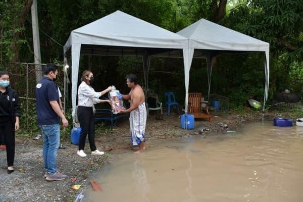 ภาพประกอบข่าว ลำดับที่ 15 จาก ลงพื้นที่ตรวจเยี่ยมบ้านเรือนประชาชนที่น้ำท่วมขัง บริเวณสะพานพัฒนาภาคเหนือ พร้อมทั้งมอบถุงยังชีพ