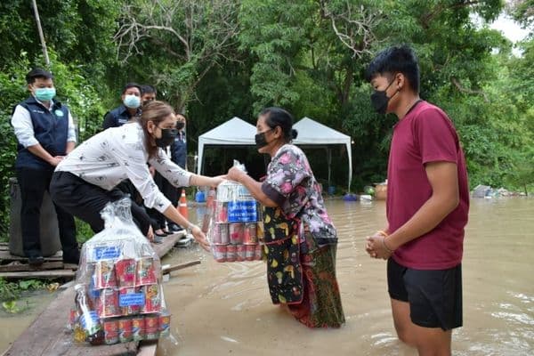 ภาพประกอบข่าว ลำดับที่ 17 จาก ลงพื้นที่ตรวจเยี่ยมบ้านเรือนประชาชนที่น้ำท่วมขัง บริเวณสะพานพัฒนาภาคเหนือ พร้อมทั้งมอบถุงยังชีพ