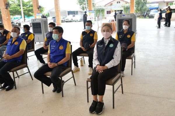 ภาพประกอบข่าว ลำดับที่ 1 จาก รับมอบถุงยังชีพจาก นายวิษณุ เครืองาม รองนายกรัฐมนตรี เพื่อนำไปมอบประชาชนที่ได้รับผลกระทบจากแม่น้ำสะแกกรังล้นตลิ่ง
