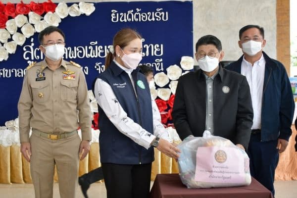 ภาพประกอบข่าว ลำดับที่ 4 จาก รับมอบถุงยังชีพจาก นายวิษณุ เครืองาม รองนายกรัฐมนตรี เพื่อนำไปมอบประชาชนที่ได้รับผลกระทบจากแม่น้ำสะแกกรังล้นตลิ่ง