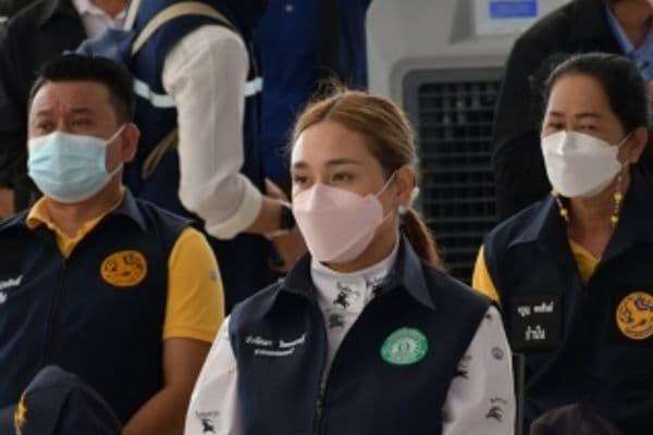 ภาพประกอบข่าว ลำดับที่ 8 จาก รับมอบถุงยังชีพจาก นายวิษณุ เครืองาม รองนายกรัฐมนตรี เพื่อนำไปมอบประชาชนที่ได้รับผลกระทบจากแม่น้ำสะแกกรังล้นตลิ่ง