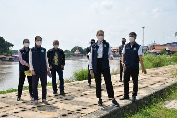 ภาพประกอบข่าว ลำดับที่ 3 จาก ลงพื้นที่ตรวจน้ำท่วมขังบ้านเรือนประชาชน พร้อมทั้งโยน EM ball บริเวณที่น้ำท่วมขัง