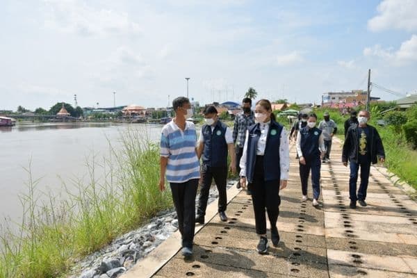 ภาพประกอบข่าว ลำดับที่ 5 จาก ลงพื้นที่ตรวจน้ำท่วมขังบ้านเรือนประชาชน พร้อมทั้งโยน EM ball บริเวณที่น้ำท่วมขัง