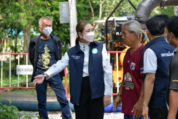 ภาพประกอบข่าว ลำดับที่ 9 จาก ลงพื้นที่ตรวจน้ำท่วมขังบ้านเรือนประชาชน พร้อมทั้งโยน EM ball บริเวณที่น้ำท่วมขัง
