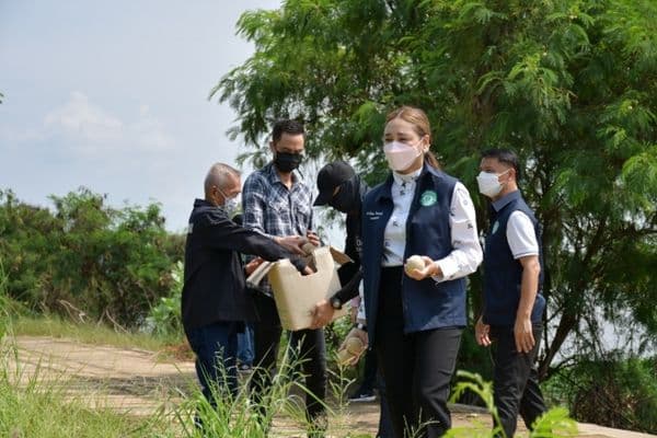 ภาพประกอบข่าว ลำดับที่ 12 จาก ลงพื้นที่ตรวจน้ำท่วมขังบ้านเรือนประชาชน พร้อมทั้งโยน EM ball บริเวณที่น้ำท่วมขัง