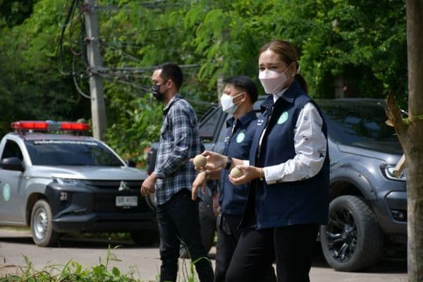 ภาพประกอบข่าว ลำดับที่ 13 จาก ลงพื้นที่ตรวจน้ำท่วมขังบ้านเรือนประชาชน พร้อมทั้งโยน EM ball บริเวณที่น้ำท่วมขัง