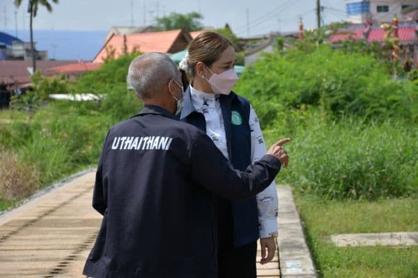 ภาพประกอบข่าว ลำดับที่ 14 จาก ลงพื้นที่ตรวจน้ำท่วมขังบ้านเรือนประชาชน พร้อมทั้งโยน EM ball บริเวณที่น้ำท่วมขัง