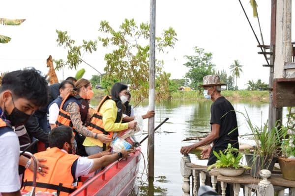 ภาพประกอบข่าว ลำดับที่ 1 จาก ร่วมพิธีมอบถุงยังชีพและปล่อยขบวนคาราวานนำถุงยังชีพไปช่วยเหลือผู้ประสบอุทกภัยตามพื้นที่ต่างๆ