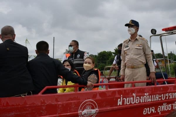 ภาพประกอบข่าว ลำดับที่ 2 จาก ร่วมพิธีมอบถุงยังชีพและปล่อยขบวนคาราวานนำถุงยังชีพไปช่วยเหลือผู้ประสบอุทกภัยตามพื้นที่ต่างๆ
