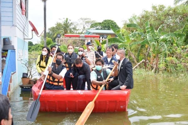 ภาพประกอบข่าว ลำดับที่ 3 จาก ร่วมพิธีมอบถุงยังชีพและปล่อยขบวนคาราวานนำถุงยังชีพไปช่วยเหลือผู้ประสบอุทกภัยตามพื้นที่ต่างๆ