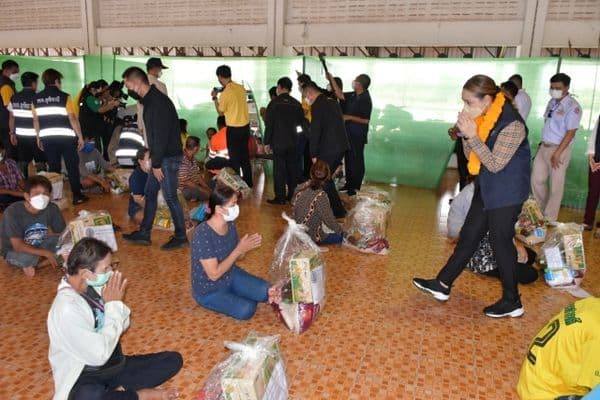 ภาพประกอบข่าว ลำดับที่ 9 จาก ร่วมพิธีมอบถุงยังชีพและปล่อยขบวนคาราวานนำถุงยังชีพไปช่วยเหลือผู้ประสบอุทกภัยตามพื้นที่ต่างๆ