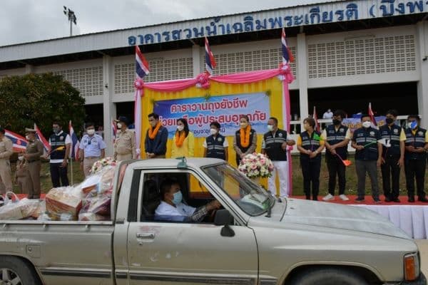 ภาพประกอบข่าว ลำดับที่ 10 จาก ร่วมพิธีมอบถุงยังชีพและปล่อยขบวนคาราวานนำถุงยังชีพไปช่วยเหลือผู้ประสบอุทกภัยตามพื้นที่ต่างๆ