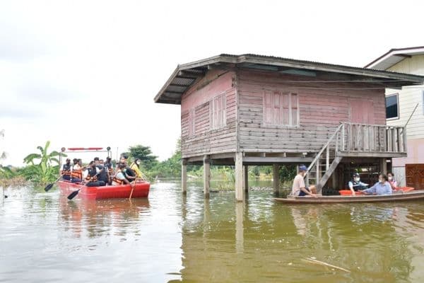 ภาพประกอบข่าว ลำดับที่ 11 จาก ร่วมพิธีมอบถุงยังชีพและปล่อยขบวนคาราวานนำถุงยังชีพไปช่วยเหลือผู้ประสบอุทกภัยตามพื้นที่ต่างๆ