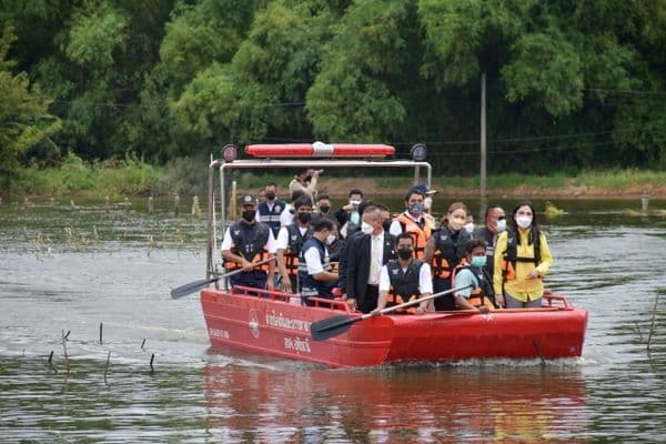 ภาพประกอบข่าว ลำดับที่ 14 จาก ร่วมพิธีมอบถุงยังชีพและปล่อยขบวนคาราวานนำถุงยังชีพไปช่วยเหลือผู้ประสบอุทกภัยตามพื้นที่ต่างๆ