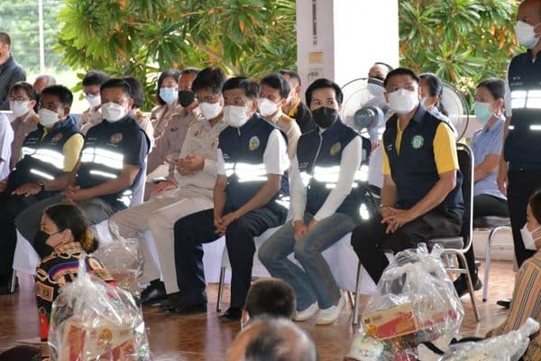ภาพประกอบข่าว ลำดับที่ 15 จาก ร่วมพิธีมอบถุงยังชีพและปล่อยขบวนคาราวานนำถุงยังชีพไปช่วยเหลือผู้ประสบอุทกภัยตามพื้นที่ต่างๆ