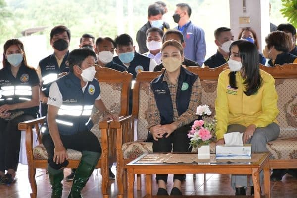 ภาพประกอบข่าว ลำดับที่ 16 จาก ร่วมพิธีมอบถุงยังชีพและปล่อยขบวนคาราวานนำถุงยังชีพไปช่วยเหลือผู้ประสบอุทกภัยตามพื้นที่ต่างๆ