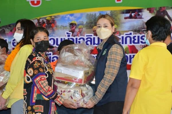 ภาพประกอบข่าว ลำดับที่ 18 จาก ร่วมพิธีมอบถุงยังชีพและปล่อยขบวนคาราวานนำถุงยังชีพไปช่วยเหลือผู้ประสบอุทกภัยตามพื้นที่ต่างๆ