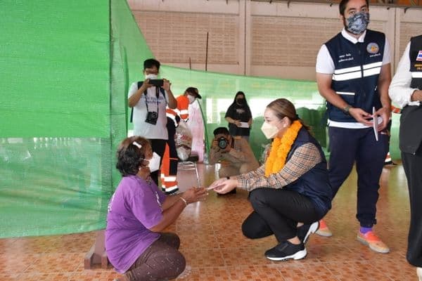 ภาพประกอบข่าว ลำดับที่ 20 จาก ร่วมพิธีมอบถุงยังชีพและปล่อยขบวนคาราวานนำถุงยังชีพไปช่วยเหลือผู้ประสบอุทกภัยตามพื้นที่ต่างๆ
