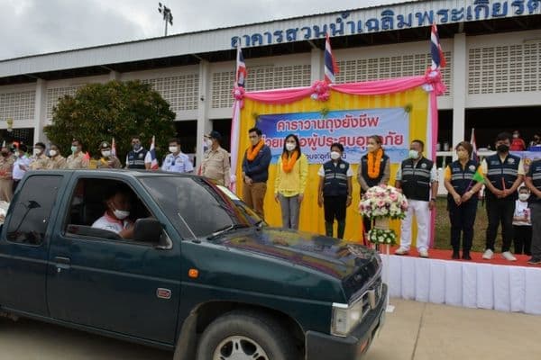 ภาพประกอบข่าว ลำดับที่ 21 จาก ร่วมพิธีมอบถุงยังชีพและปล่อยขบวนคาราวานนำถุงยังชีพไปช่วยเหลือผู้ประสบอุทกภัยตามพื้นที่ต่างๆ