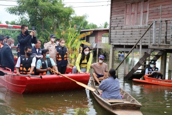 ภาพประกอบข่าว ลำดับที่ 22 จาก ร่วมพิธีมอบถุงยังชีพและปล่อยขบวนคาราวานนำถุงยังชีพไปช่วยเหลือผู้ประสบอุทกภัยตามพื้นที่ต่างๆ