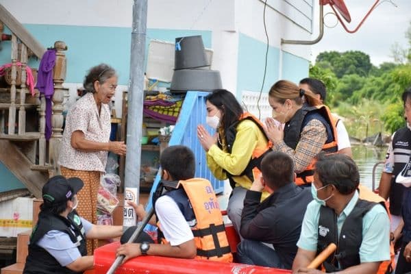 ภาพประกอบข่าว ลำดับที่ 23 จาก ร่วมพิธีมอบถุงยังชีพและปล่อยขบวนคาราวานนำถุงยังชีพไปช่วยเหลือผู้ประสบอุทกภัยตามพื้นที่ต่างๆ