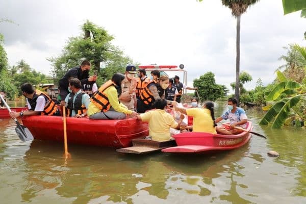 ภาพประกอบข่าว ลำดับที่ 25 จาก ร่วมพิธีมอบถุงยังชีพและปล่อยขบวนคาราวานนำถุงยังชีพไปช่วยเหลือผู้ประสบอุทกภัยตามพื้นที่ต่างๆ