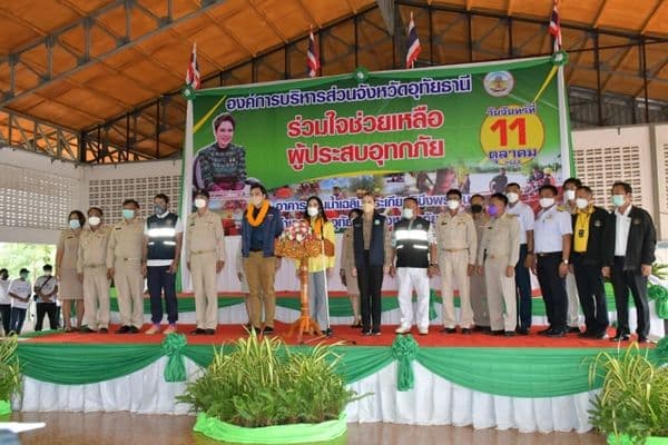 ภาพประกอบข่าว ลำดับที่ 26 จาก ร่วมพิธีมอบถุงยังชีพและปล่อยขบวนคาราวานนำถุงยังชีพไปช่วยเหลือผู้ประสบอุทกภัยตามพื้นที่ต่างๆ