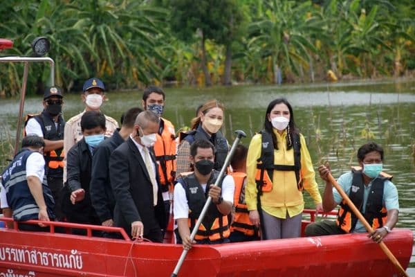 ภาพประกอบข่าว ลำดับที่ 27 จาก ร่วมพิธีมอบถุงยังชีพและปล่อยขบวนคาราวานนำถุงยังชีพไปช่วยเหลือผู้ประสบอุทกภัยตามพื้นที่ต่างๆ