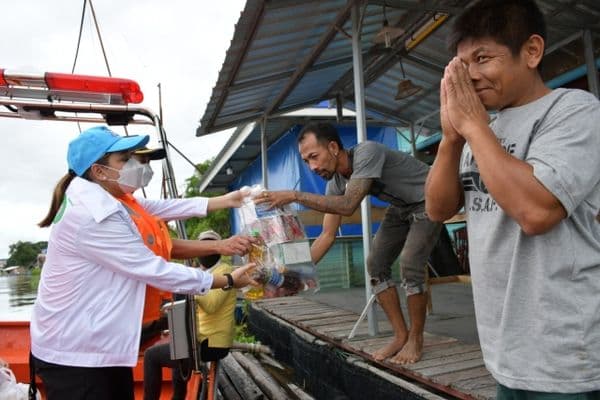 ภาพประกอบข่าว ลำดับที่ 1 จาก ลงพื้นที่มอบถุงยังชีพช่วยเหลือ บรรเทาทุกข์ และให้กำลังใจแก่พี่น้องประชาชนชาวแพแม่น้ำสะแกกรัง