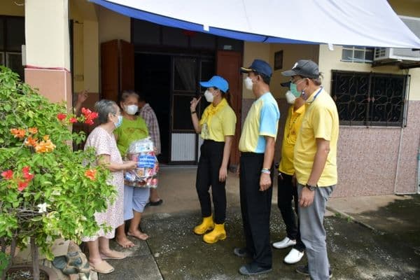 ภาพประกอบข่าว ลำดับที่ 5 จาก ลงพื้นที่มอบถุงยังชีพช่วยเหลือ บรรเทาทุกข์ และให้กำลังใจแก่พี่น้องประชาชนชาวแพแม่น้ำสะแกกรัง