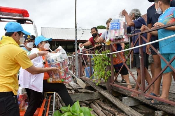 ภาพประกอบข่าว ลำดับที่ 12 จาก ลงพื้นที่มอบถุงยังชีพช่วยเหลือ บรรเทาทุกข์ และให้กำลังใจแก่พี่น้องประชาชนชาวแพแม่น้ำสะแกกรัง