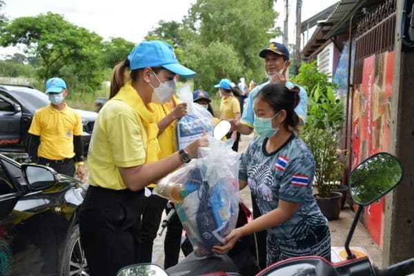 ภาพประกอบข่าว ลำดับที่ 15 จาก ลงพื้นที่มอบถุงยังชีพช่วยเหลือ บรรเทาทุกข์ และให้กำลังใจแก่พี่น้องประชาชนชาวแพแม่น้ำสะแกกรัง