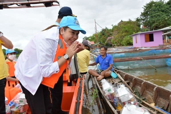 ภาพประกอบข่าว ลำดับที่ 18 จาก ลงพื้นที่มอบถุงยังชีพช่วยเหลือ บรรเทาทุกข์ และให้กำลังใจแก่พี่น้องประชาชนชาวแพแม่น้ำสะแกกรัง