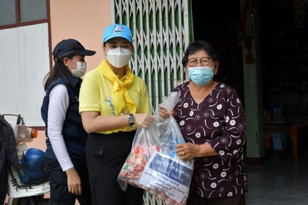 ภาพประกอบข่าว ลำดับที่ 24 จาก ลงพื้นที่มอบถุงยังชีพช่วยเหลือ บรรเทาทุกข์ และให้กำลังใจแก่พี่น้องประชาชนชาวแพแม่น้ำสะแกกรัง