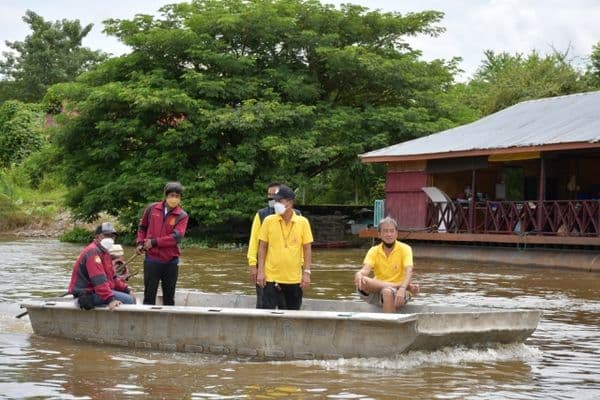 ภาพประกอบข่าว ลำดับที่ 27 จาก ลงพื้นที่มอบถุงยังชีพช่วยเหลือ บรรเทาทุกข์ และให้กำลังใจแก่พี่น้องประชาชนชาวแพแม่น้ำสะแกกรัง