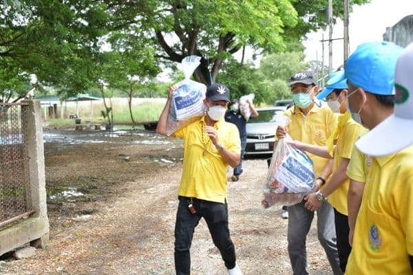 ภาพประกอบข่าว ลำดับที่ 31 จาก ลงพื้นที่มอบถุงยังชีพช่วยเหลือ บรรเทาทุกข์ และให้กำลังใจแก่พี่น้องประชาชนชาวแพแม่น้ำสะแกกรัง