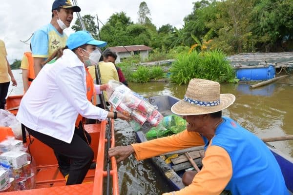 ภาพประกอบข่าว ลำดับที่ 41 จาก ลงพื้นที่มอบถุงยังชีพช่วยเหลือ บรรเทาทุกข์ และให้กำลังใจแก่พี่น้องประชาชนชาวแพแม่น้ำสะแกกรัง