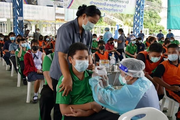 ภาพประกอบข่าว ลำดับที่ 1 จาก ให้กำลังใจนักเรียนโรงเรียนเทศบาลวัดหลวงราชาวาส และโรงเรียนชุมชนเทศบาลวัดมณีสถิตกปิฏฐาราม ระดับชั้นมัธยมศึกษาปีที่ 1 -3 ที่เข้ามารับการฉีดวัคซีนไฟเซอร์ หรือวัคซีนป้องกันโควิด-19