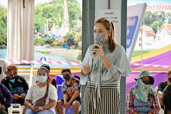 ภาพประกอบข่าว ลำดับที่ 2 จาก ให้กำลังใจนักเรียนโรงเรียนเทศบาลวัดหลวงราชาวาส และโรงเรียนชุมชนเทศบาลวัดมณีสถิตกปิฏฐาราม ระดับชั้นมัธยมศึกษาปีที่ 1 -3 ที่เข้ามารับการฉีดวัคซีนไฟเซอร์ หรือวัคซีนป้องกันโควิด-19